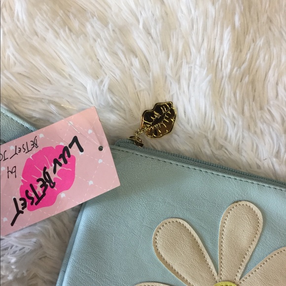 NWT Betsey Johnson Blue Daisy Wristlet - Picture 3 of 5